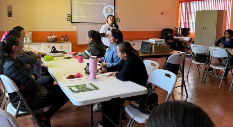 Imparte FGE taller de control de emociones a personal docente de un preescolar