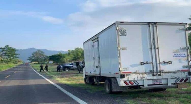 Roban tres unidades con mercancía en importantes vías de Michoacán