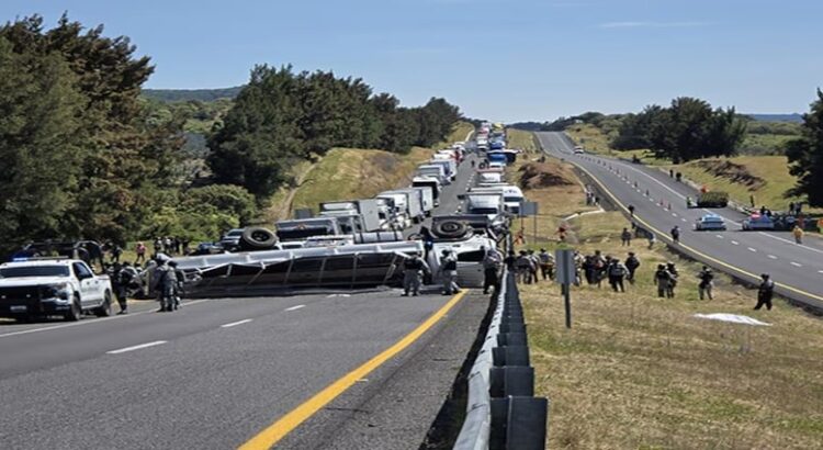 Vuelca camión de la Guardia Nacional en autopista de Michoacán; hay 3 muertos y más de 20 lesionados