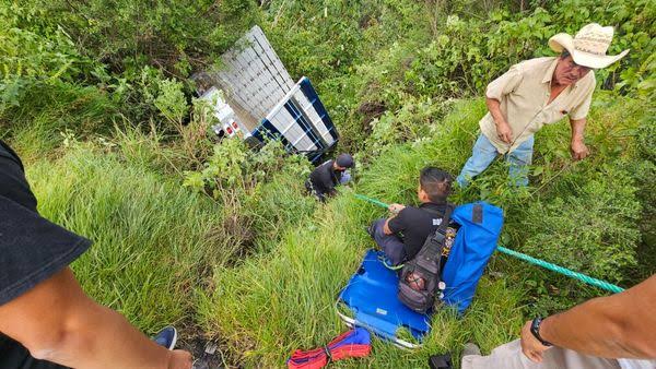 Camioneta cae a un barranco resultando una mujer herida