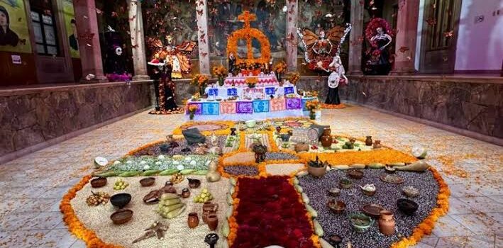 Estudiantes de la UPN Zitácuaro montan ofrenda monumental de la Monarca