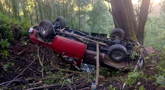 Camioneta cae en barranco de 45 metros de profundidad en Michoacán