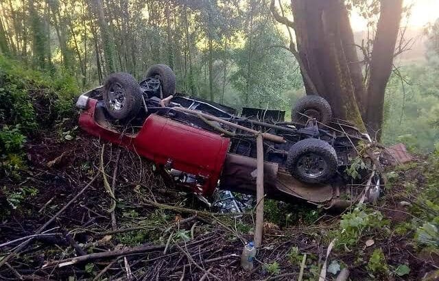 Camioneta cae en barranco de 45 metros de profundidad en Michoacán