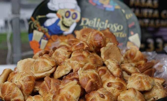 Participan 40 panaderos en la Feria de Pan de Muerto