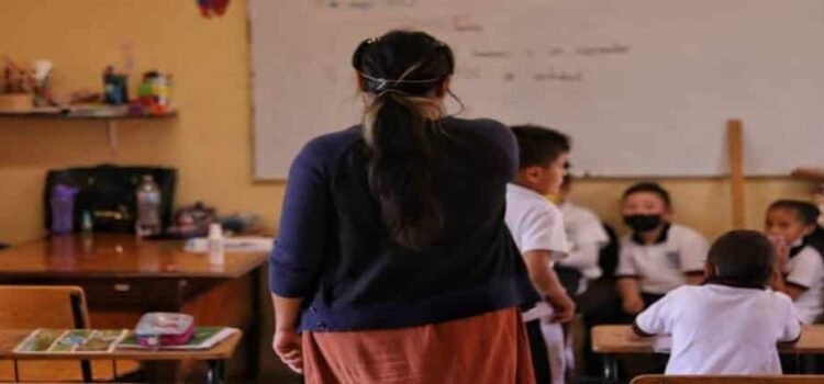 Reconocen que 50 profesores cobran sin trabajar en Michoacán Reconocen que 50 profesores cobran sin trabajar en Michoacán