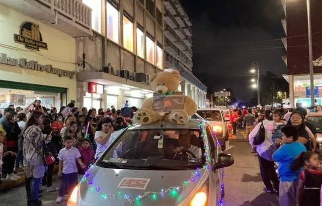 Desfile Navideño en la ciudad reúne a familias completas