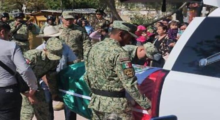 Dan último adiós a soldado caído en Michoacán