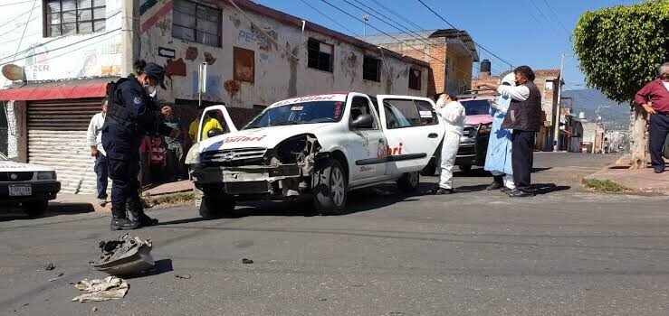 Registran choque entre taxi y coche en Zitácuaro