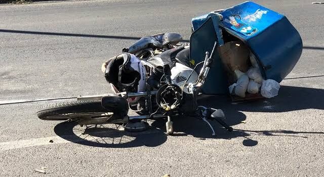 Repartidor de pizzas derrapa en su moto de trabajo