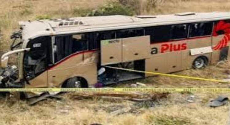 Vuelca autobús de pasajeros en Michoacán; reportan un muerto y al menos 14 heridos