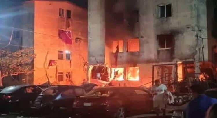 Explota edificio de departamentos en Michoacán; reportan 2 muertos y varios heridos