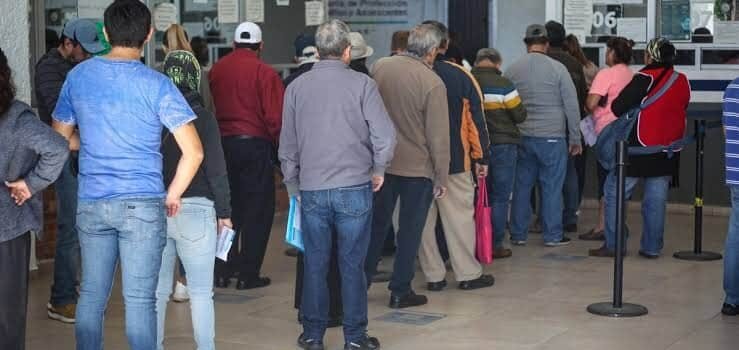 Ciudadanos cumplidos acuden a pagar sus impuestos municipales