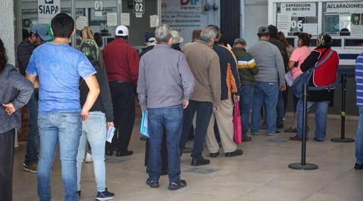 Ciudadanos cumplidos acuden a pagar sus impuestos municipales