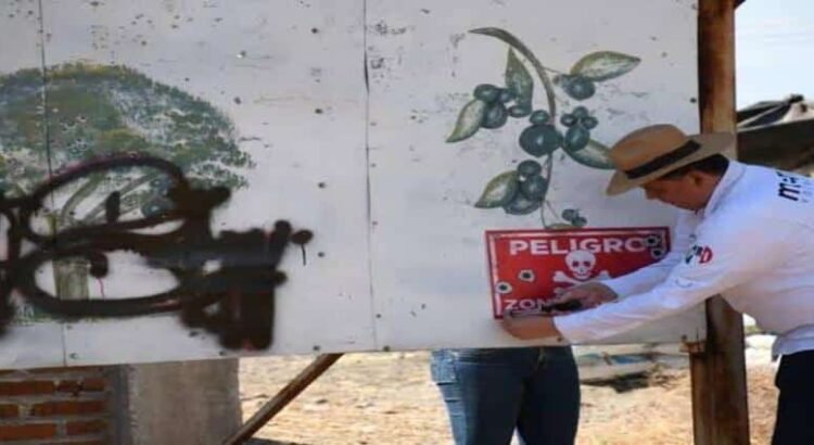 Colocan letreros para advertir sobre artefactos explosivos en Michoacán