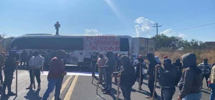 Desaparecen dos comuneros en Michoacán; bloquean carretera en exigencia de su búsqueda Desaparecen dos comuneros en Michoacán; bloquean carretera en exigencia de su búsqueda