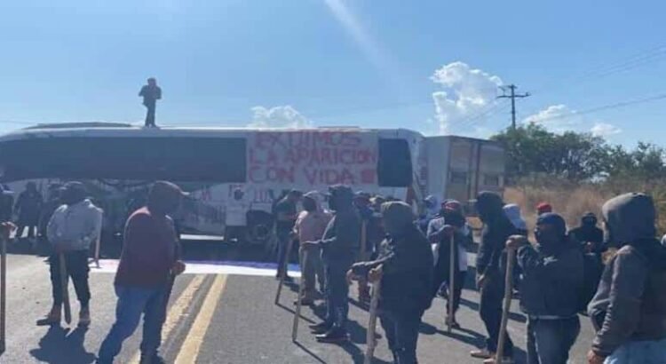 Desaparecen dos comuneros en Michoacán; bloquean carretera en exigencia de su búsqueda