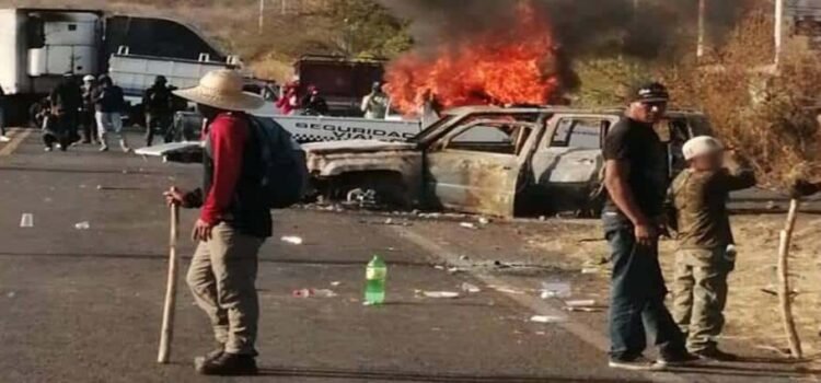 Incendian patrullas por desaparición de dos indígenas en Michoacán Incendian patrullas por desaparición de dos indígenas en Michoacán