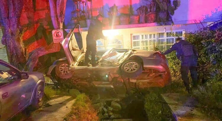 Mujer fallece en aparatosa volcadura en Zitácuaro