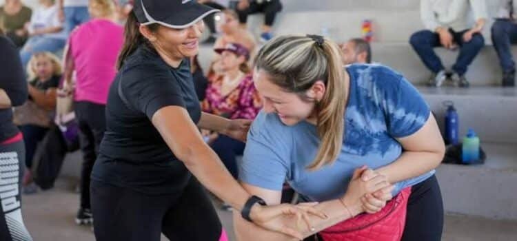 Capacitan a mujeres en defensa personal