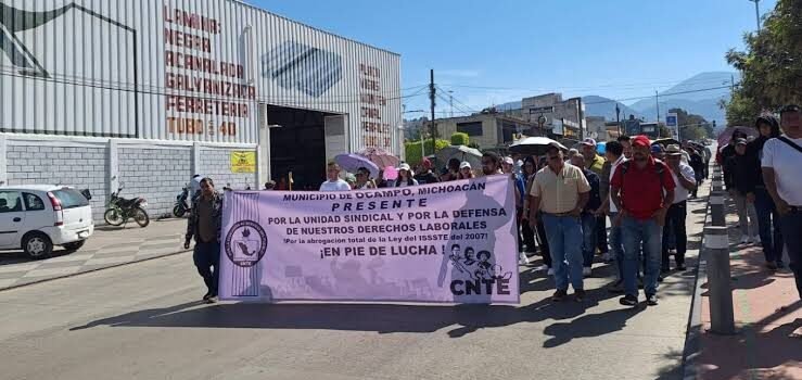 Con marcha integrantes de la CNTE exigen una reforma justa a la ley del ISSSTE