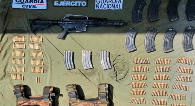 Michoacán aseguran a un joven fuertemente armado en Apatzingán