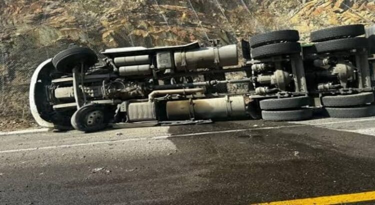 Mueren 4 integrantes de una familia por volcadura de un tráiler en carretera de Michoacán