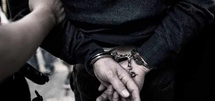 Vinculan a proceso a hombre por grabar a su cuñada cuando se bañaba, en Zitácuaro