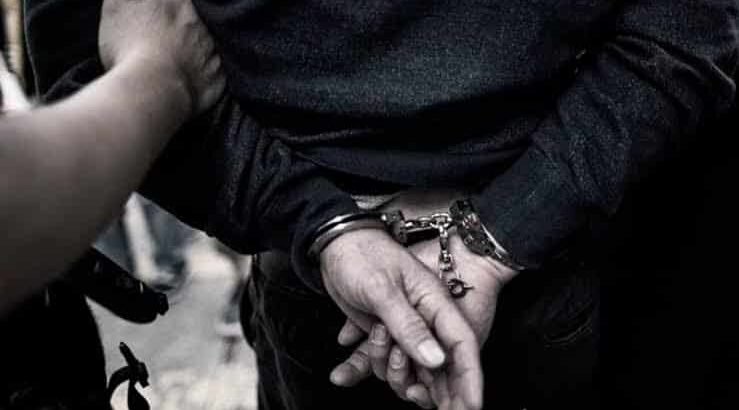 Vinculan a proceso a hombre por grabar a su cuñada cuando se bañaba, en Zitácuaro