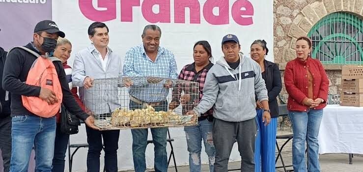 Juan Antonio Ixtláhuac entrega 5000 aves de traspatio