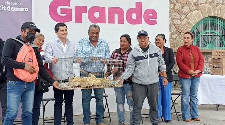 Juan Antonio Ixtláhuac entrega 5000 aves de traspatio