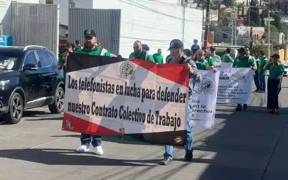 Se manifiestan integrantes del Sindicato de Telefonistas de México