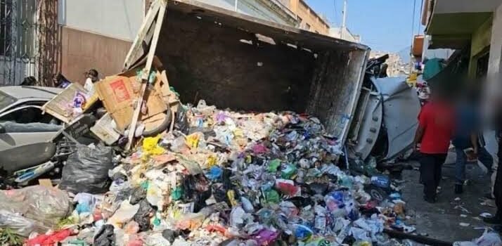 Identifican al hombre muerto tras accidente de camioneta de basura en Zitácuaro