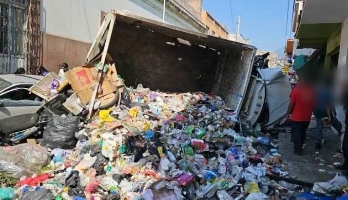 Identifican al hombre muerto tras accidente de camioneta de basura en Zitácuaro