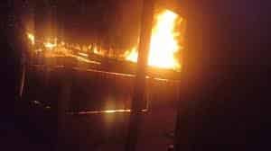 Arde local de frutas y verduras en un mercado de Zitácuaro