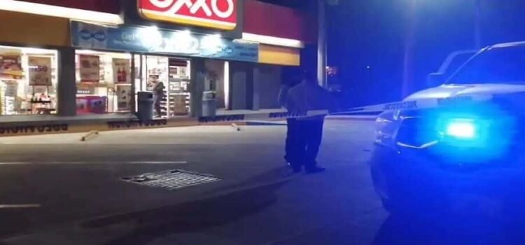 Mujer se desvanece y muere dentro de un Oxxo en Uruapan, Michoacán