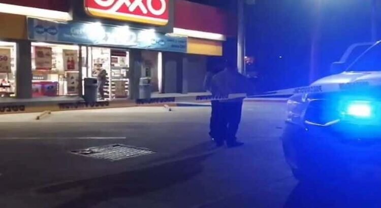 Mujer se desvanece y muere dentro de un Oxxo en Uruapan, Michoacán