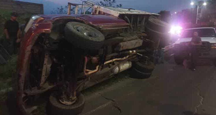 Camioneta cargada con aguacates se vuelca