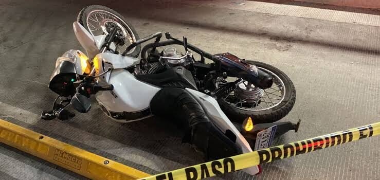 Joven motociclista muere tras derrapar