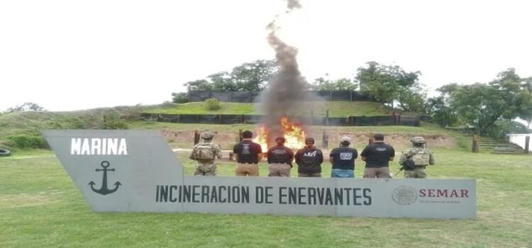 Marina incinera más de una tonelada de clorhidrato de cocaína asegurada en Michoacán