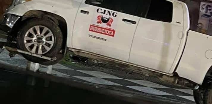 Aseguran 12 vehículos con siglas de grupo delictivo en Zitácuaro