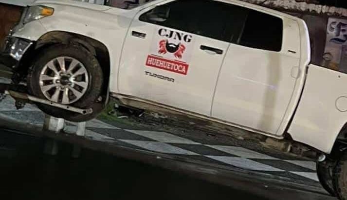 Aseguran 12 vehículos con siglas de grupo delictivo en Zitácuaro