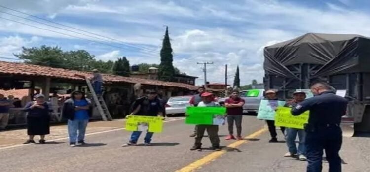 Bloquean carretera en Michoacán por desaparición de abuelito