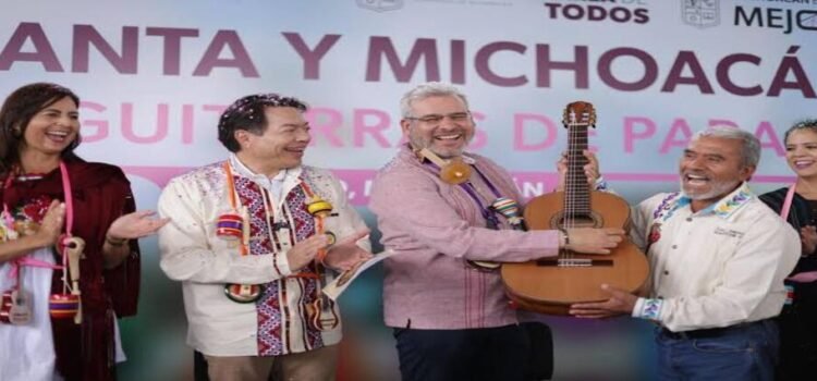 Michoacán entrega a estudiantes 10 mil guitarras de artesanos de Paracho