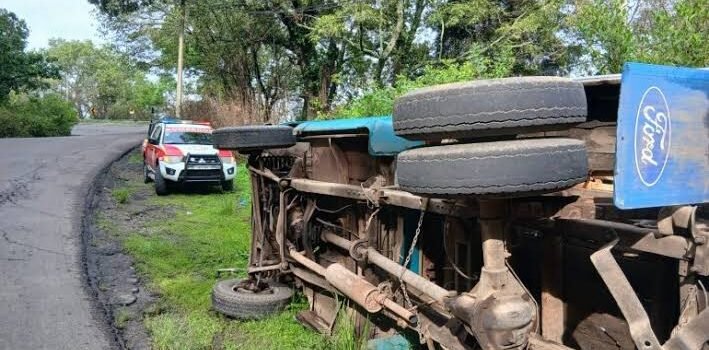 Camioneta vuelca por falla mecánica en curvas del Gato; conductor sufre crisis nerviosa