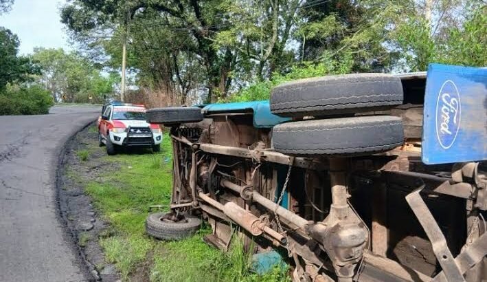Camioneta vuelca por falla mecánica en curvas del Gato; conductor sufre crisis nerviosa