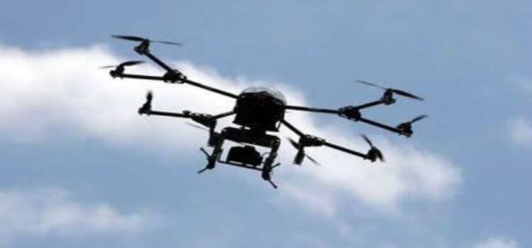Dron con explosivos impacta base policiaca en Michoacán