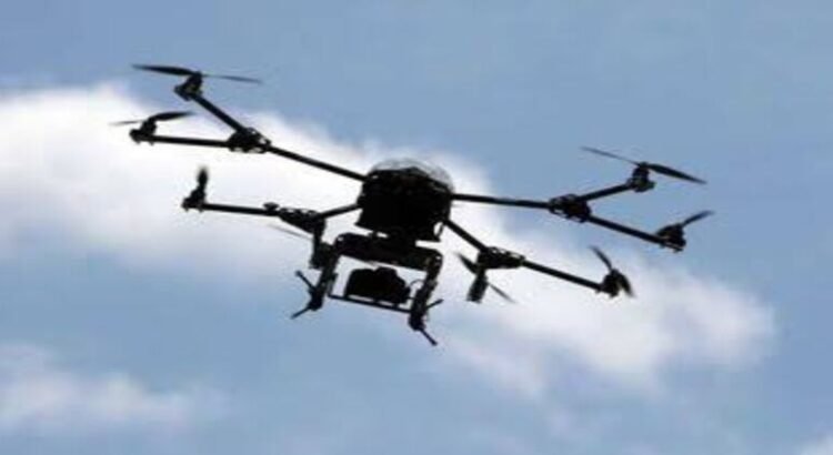 Dron con explosivos impacta base policiaca en Michoacán