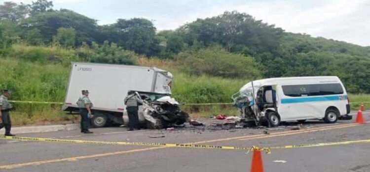 Choque frontal en Michoacán deja cinco muertos y cinco heridos