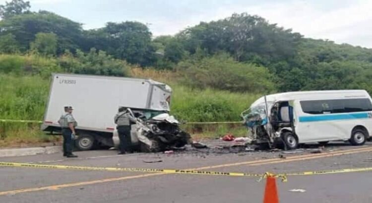 Choque frontal en Michoacán deja cinco muertos y cinco heridos