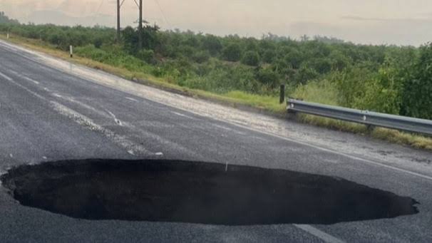 Enorme socavón se abre en carretera de Michoacán